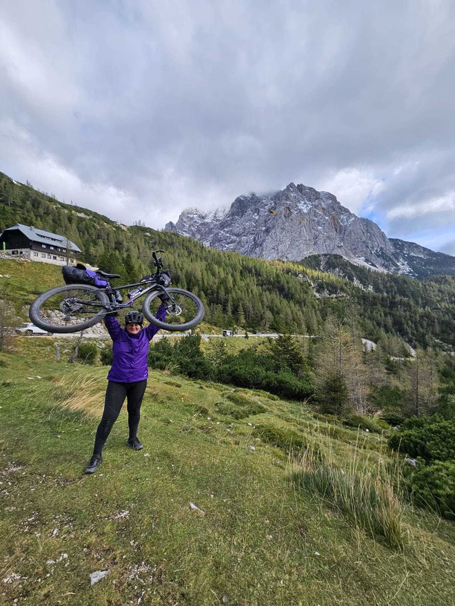 Veselje ob osvojenem Vršiču med kolesarskim potovanjem po zahodni Sloveniji FOTO: The Bike Wanderers