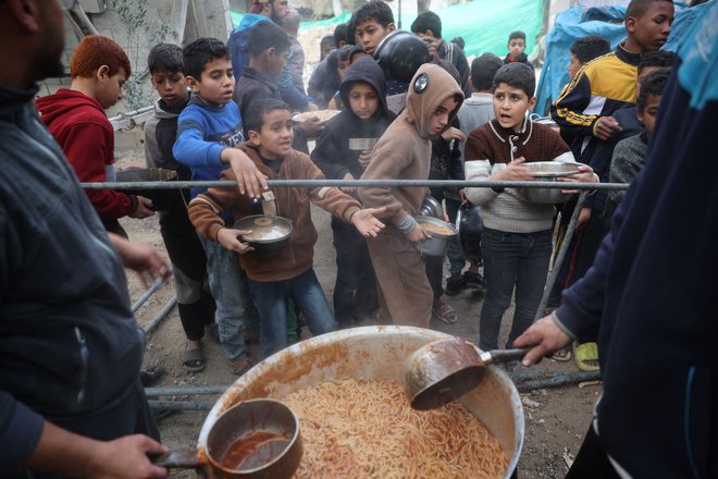 Cene hrane in zdravil v Gazi so se po izraelski blokadi dostave humanitarne pomoči takoj podvojile. FOTO: Ejad Baba/AFP