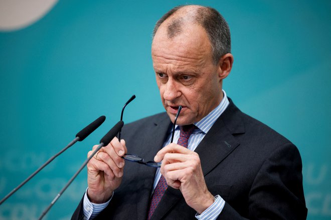 Bodoči nemški kancler Friedrich Merz je napovedal, da bo v kratkem potekalo izredno zasedanje zveznega parlamenta, na katerem bi odločali o izrednem financiranju obrambe. FOTO: Axel Schmidt/Reuters