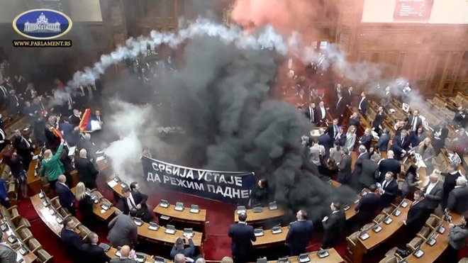 Prizore, ki jih danes spremljamo iz parlamenta v Beogradu, smo videli že v Prištini in številnih afriških parlamentih.  FOTO Skupščina Srbije Pool/Videop via Reuters