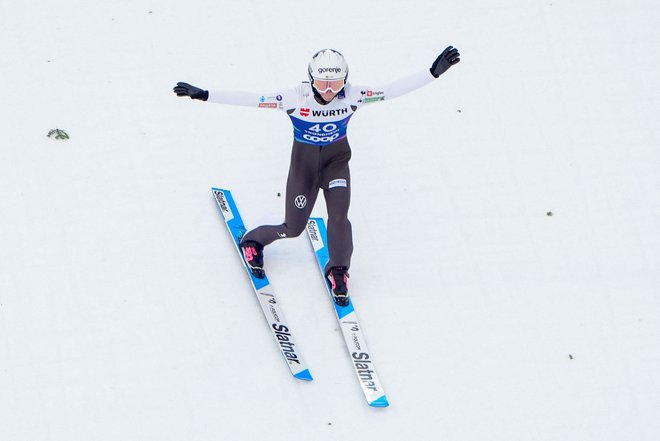 Nika Prevc je v drugi seriji za trening na veliki skakalnici v Trondheimu poletela najdlje med vsemi. FOTO: Lise Aserud/AFP