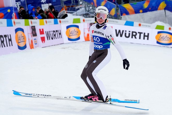 Nika Prevc je vrhunsko pripravljenost potrdila tudi na včerajšnjem treningu na veliki skakalnici v Trondheimu. FOTO: Lise Aserud/Reuters