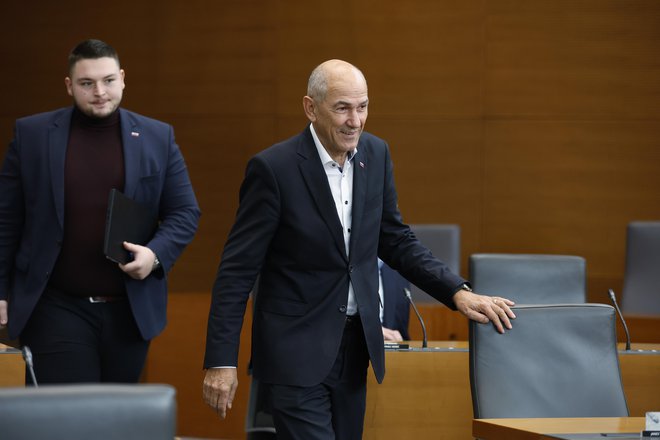 Predsednik SDS Janez Janša je referendum o zakonu o dodatkih k pokojninam za izjemne umetniške dosežke označil za »test pred volitvami«. FOTO: Leon Vidic/Delo