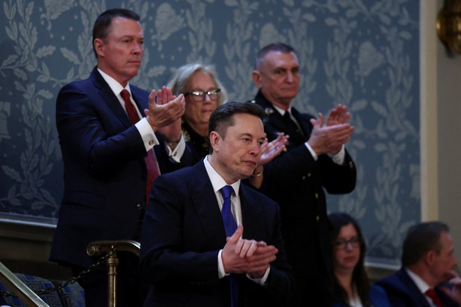 Elon Musk med poslušanjem Trumpovega govora. FOTO: Evelyn Hockstein/Reuters