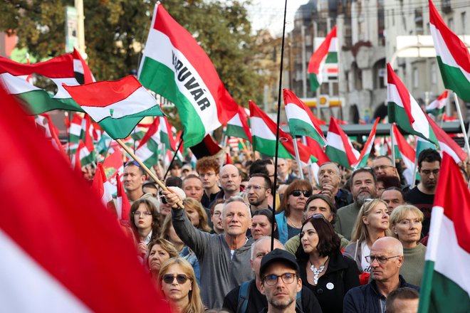 Magyar je na nedavnem shodu v Szegedu poudaril, da namerava Tisza, če pride na oblast, uvesti ali ohraniti določene ukrepe, ki bi izboljšali položaj žensk in spodbudili mlade k družinskemu življenju. FOTO: Bernadett Szabo/Reuters