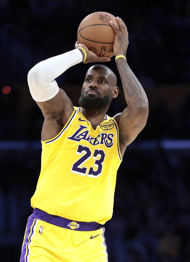 LeBron James je proti New Orleans Pelicans zbral 34 točk, 8 skokov in 6 asistenc. FOTO: Ronald Martinez/AFP