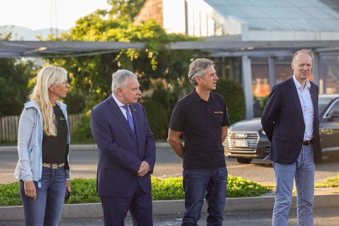 Premier Robert Golob je imel pripravljalni sestanek z obrambnim ministrom Borutom Sajovicem in veleposlanikom v zvezi Nato Andrejem Benedejčičem. FOTO: Črt Piksi