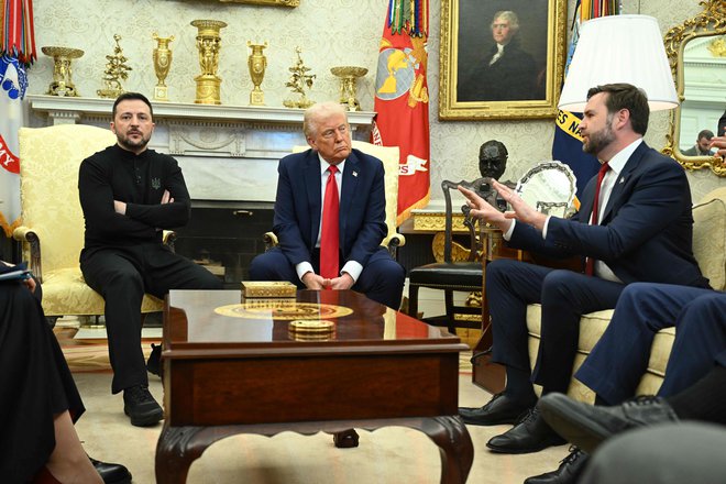 Katastrofalno srečanje med Volodimirjem Zelenskim, Donaldom Trumpom in JD Vanceom je ta teden prineslo vsaj začasno prekinitev ameriške pomoči Ukrajini. FOTO: Saul Loeb/AFP