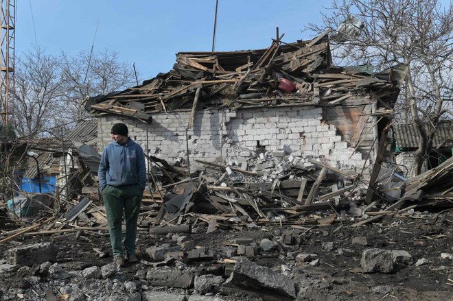 Sredstva za vojno bi dobili z znižanjem pokojnin, sredstev za zdravstvo in izobraževanje, kar pomeni znižanje sedanjega standarda in siromašenje prihodnosti evropskih prebivalcev. FOTO: Stringer AFP