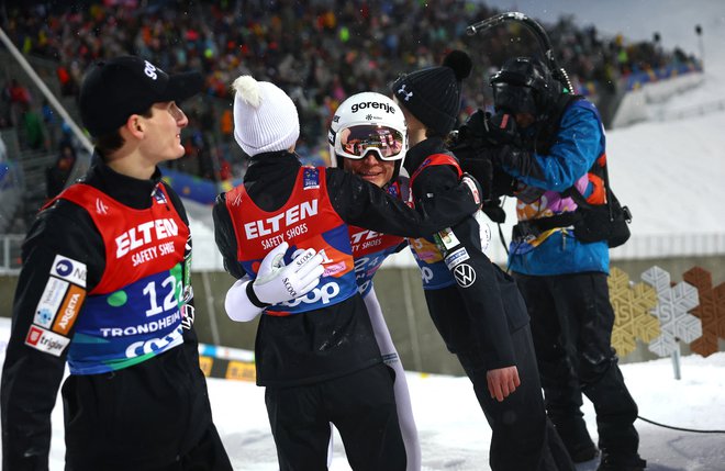 Slovenci so se takole veselili srebrne kolajne. FOTO: Kai Pfaffenbach/Reuters