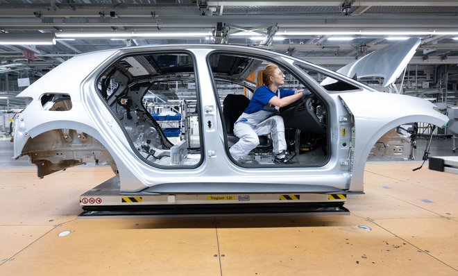 Volkswagen je lani iz proizvodnje na trg poslal milijon avtomobilov manj. FOTO: Hendrik Schmidt/AFP