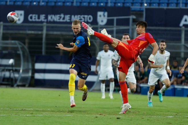 Armandas Kučys je Apoelu zabil tri gole, in tudi proti Luganu bi litovski napadalec lahko nadaljeval strelski niz.  FOTO: Leon Vidic/Delo