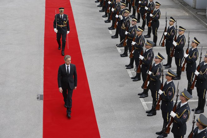 Politično oportuno sprenevedanje je, da lahko imamo istočasno maslo in topove. Zavedati se je treba, da večji, predvsem pa čezmerni izdatki za vojsko, kamor zdaj nenadzorovano drvi Evropa, vedno dodatno zaostrijo notranja nasprotja v državah, saj sprožijo razgradnjo blažilnih socialnih sistemov. FOTO: Leon Vidic/Delo