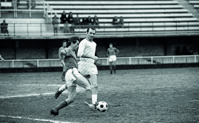 Pasolini je leta 1971 igral proti moštvu nekdanjih igralcev Rome in Lazia na rimskem stadionu Flaminio. FOTO: Aldo Durazzi, © arhiv Gerarda Martorellija, © založba Bogataj