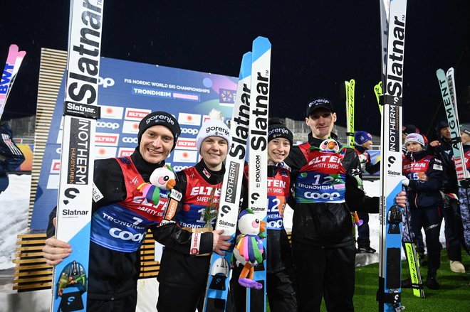 Anže Lanišek, Ema Klinec, Nika Prevc in Domen Prevc (na fotografiji z leve) niso skrivali veselja po odličnem drugem mestu na tekmi mešanih ekip. FOTO: Jonathan Nackstrand/AFP