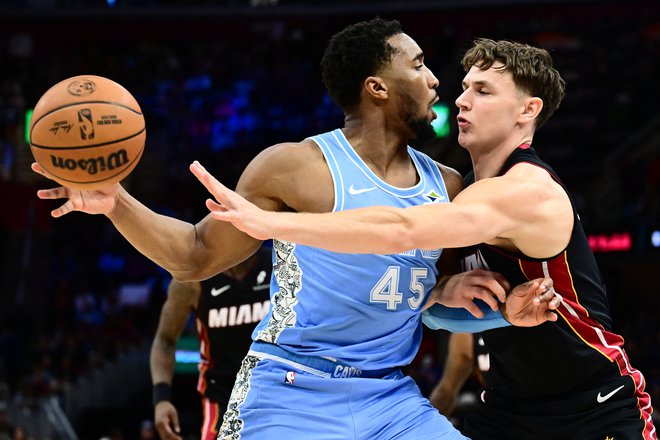 Prvi strelec Clevelanda Donovan Mitchell (levo) je prevesil jeziček na tehtnici v dvoboju proti Miamiju. FOTO: Ken Blaze/Imagn Images Via Reuters Connect