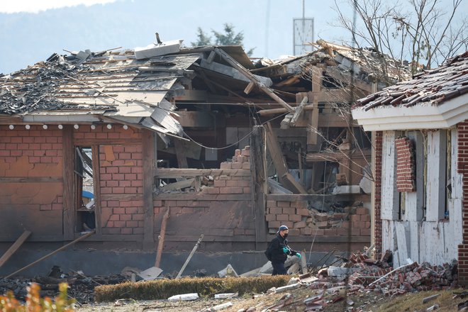 Južnokorejsko vojaško letalo KF-16, ki je sodelovalo v skupnih vajah z ameriško vojsko, je nenamerno odvrglo osem bomb na civilno območje. FOTO: Kim Hong-Ji/Reuters