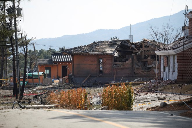 Po navedbah južnokorejske Nacionalne gasilske agencije so bombe padle na vas in povzročile večjo gmotno škodo na lokalni infrastrukturi. FOTO: Kim Hong-Ji/Reuters