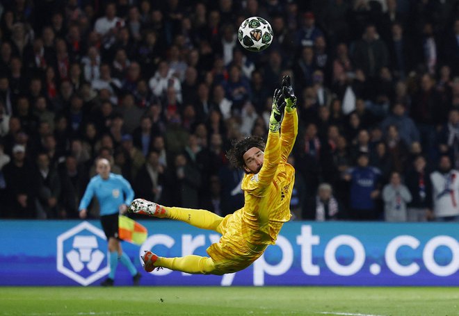 Liverpoolov vratar Alisson Becker je na štadionu Park Princev uprizoril eno od najboljših vratarskih predstav v najmočnejšem klubskem tekmovanju. FOTO: Sarah Meyssonnier/Reuters