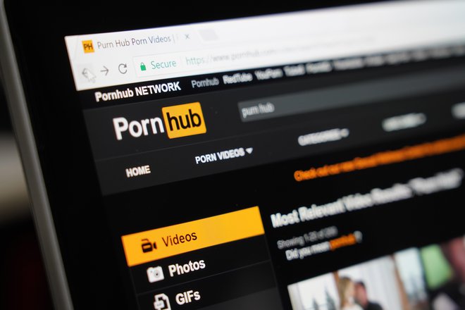 Nestrinjanje z metodologijo so izrazile tudi nekatere pornografske spletne strani, med njimi največji Pornhub. FOTO: Shutterstock