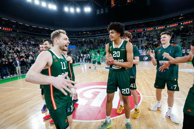 Kapetan Jaka Blažič je tudi s poškodovano roko (Mitrović se boji, da poškodba ni nedolžna) želel nazaj v igro. FOTO: Cedevita Olimpija