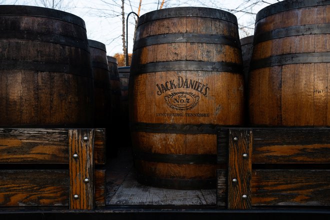 Proizvajalec svetovno znane žgane pijače Jack Daniel’s se ne spopada le s trgovinskimi izzivi v Kanadi, temveč tudi z upadom povpraševanja na ključnih trgih v ZDA in Evropi. FOTO: Kevin Wurm/Reuters