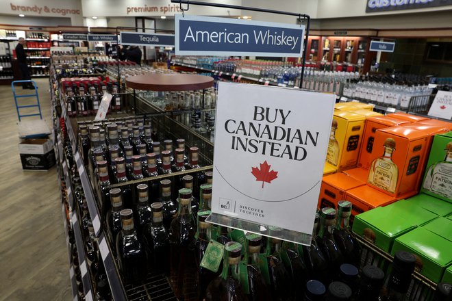 Kanadski potrošniki čedalje bolj podpirajo domače izdelke in zavestno bojkotirajo ameriške blagovne znamke alkohola. FOTO: Chris Helgren/Reuters