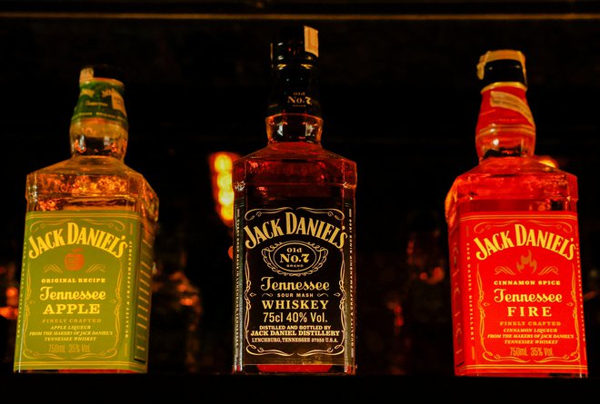 Izvršni direktor podjetja, ki ima v lasti viski znamke Jack Daniel's, je bojkot prodaje njihove pijače označil za nesorazmeren ukrep, ki povzroča celo večjo škodo kot same carine. FOTO: Priyanshu Singh/Reuters