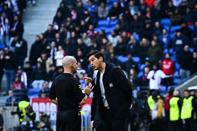 Lyonov trener Paulo Fonseca desno se ni mogel zadržati in je imel bližnje srečanje s sodnikom. FOTO: Jeff Pachoud/AFP