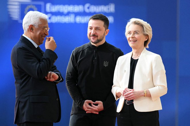 Vrha EU v Bruslju se udeležuje tudi ukrajinski predsednik Volodimir Zelenski. FOTO: Nicolas Tucat/AFP