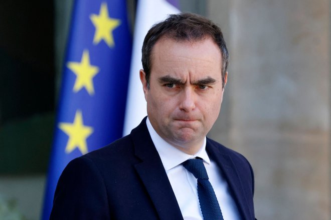 Francoski obrambni minister Sébastien Lecornu je v intervjuju za France Inter poudaril, da Francija razpolaga z neodvisno obveščevalno službo, ki ni podrejena ameriški. FOTO: Ludovic Marin/AFP