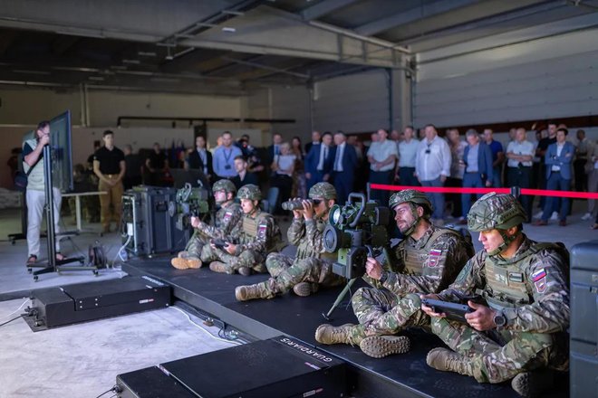 Simulatorje v poslovnih prostorih ljubljanskega Guardiarisa preizkušajo pripadniki vojska iz številnih evropskih držav, ključno pa je sodelovanje s Slovensko vojsko. Foto Guardiaris