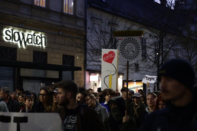 Parola se je pojavila tudi na zadnjem protestu v podporo srbskim študentom v Ljubljani. FOTO: Črt Piksi