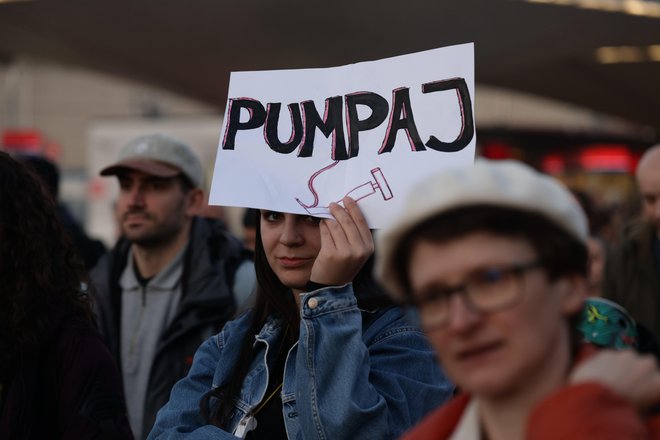 Geslo Pumpaj! je postalo neločljiv del protestov. Poziva k vztrajnosti v boju za spremembe. FOTO: Črt Piksi