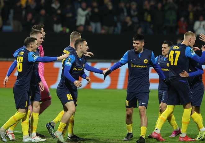 Takole so se Celjani razveselili edinega gola na tekmi. FOTO: Blaž Samec/Delo