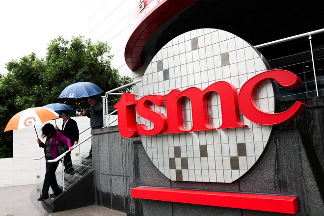 Vodja podjetja TSMC Che Chia Wei se je pritožil zaradi počasnega tempa gradnje tovarne v ZDA. Povedal je, da za vsako fazo potrebujejo dovoljenje. FOTO: I-hwa Cheng/AFP