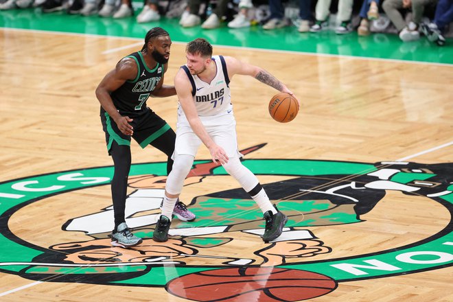 Luka Dončić je bil v lanskem finalu razočaran, zdaj se v slovito dvorano v Bostonu vrača v dresu največjih rivalov. Foto Peter Casey/Reuters