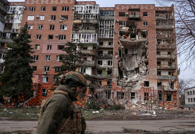 O uničenih objektih, stanovanjskih poslopjih in ranjenih ljudeh so poročali iz različnih delov Ukrajine. FOTO: Inna Varenytsia/Reuters