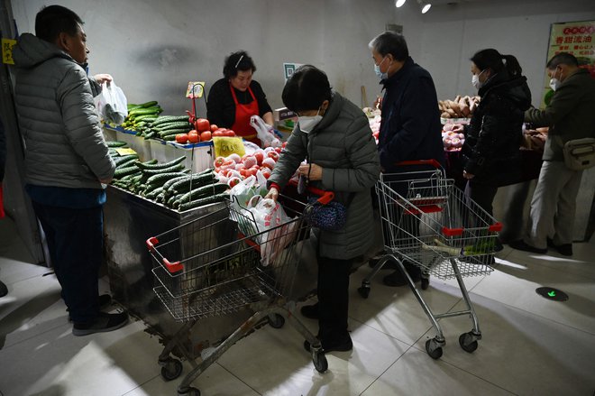 Mladi težje najdejo zaposlitev, potrošniki pa zaradi gospodarske negotovosti raje varčujejo kot trošijo. FOTO: Greg Baker/Afp