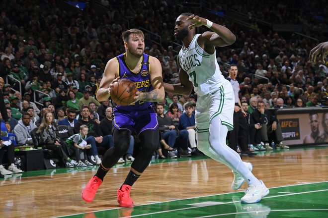 Po slabših prvih tekmah v dresu LA Lakers je Luka v zadnjem tednu močno dvignil odstotek pri metu za tri točke. FOTO: AFP