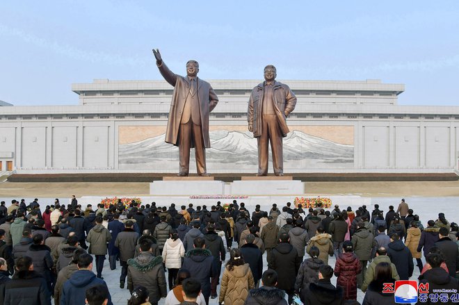 Med potovanjem po državi so si zahodni turisti lahko ogledali tudi kipa dveh vrhovnih voditeljev države, Kim Il Sunga in Kim Jong IIa. FOTO: Str/Afp