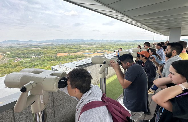 Zahodni turisti v Južni Koreji lahko le z daljnogledom opazujejo, kako je videti država na severnem delu polotoka. FOTO: Nejc Gole/Delo