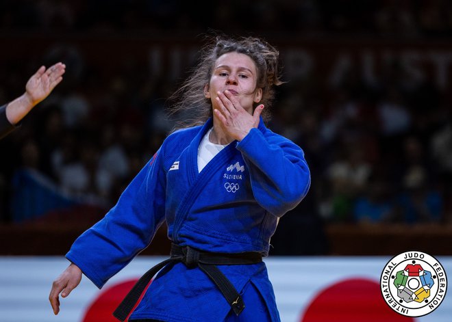 Metka Lobnik je takole proslavila osvojitev bronaste kolajne v Linzu. FOTO: Gabriela Sabau/IJF