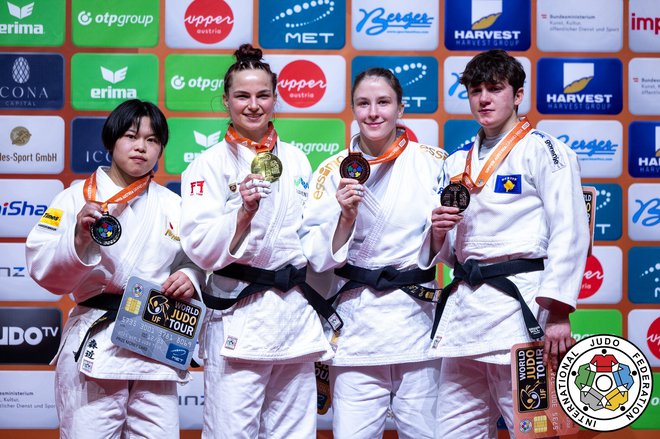 Kaja Kajzer (na fotografiji druga z leve) je zablestela z zlato kolajno. FOTO: Gabriela Sabau/IJF