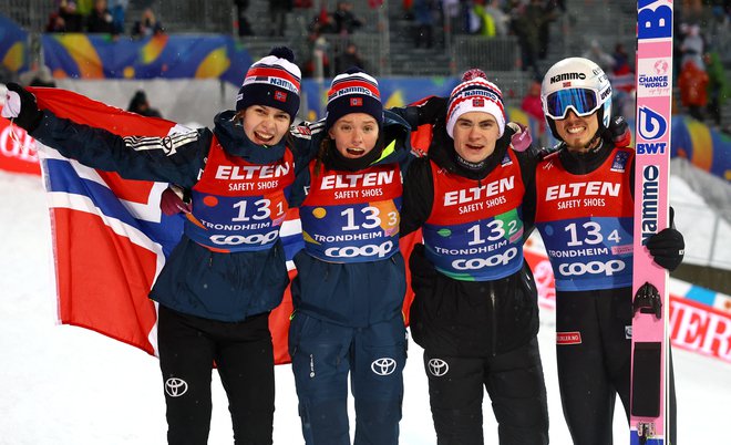 Johann Andre Forfang in Marius Lindvik (na fotografiji z desne) sta prispevala velik delež k zmagoslavju norveške mešane ekipe na SP v Trondheimu. FOTO: Kai Pfaffenbach/Reuters