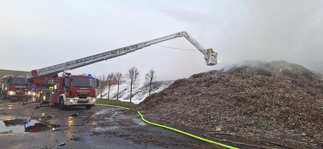 Ogenj je izbruhnil na območju, kjer hranijo gorljive komunalne odpadke. FOTO: Andrej Bedek 