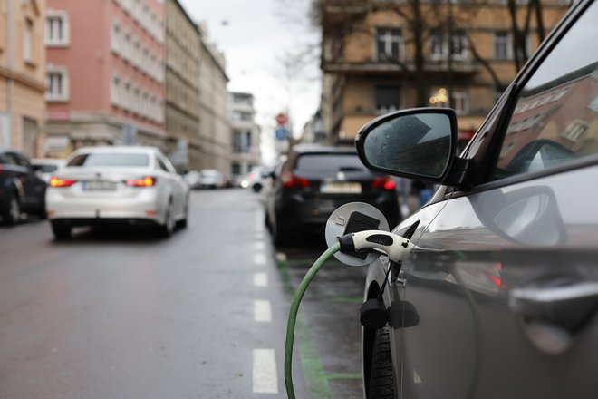 Voznik bo z električnim avtomobilom privarčeval, če ga bo polnil doma. Foto Leon Vidic