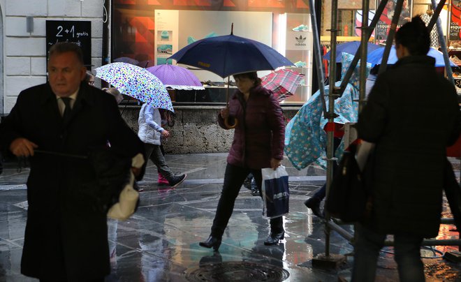 Vlagatelji lahko obveznice kupijo po spletu ali na 268 vpisnih mestih po državi prek štirih distributerjev, to so banke NLB, OTP banka in BKS Bank ter borznoposredniška družba Ilirika. FOTO Jože Suhadolnik/Delo