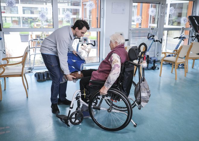 Ker bodo do konca leta postopno uveljavljene še preostale pravice iz zakona o dolgotrajni oskrbi, je letos načrtovanih dodatnih 110 zaposlitev na območnih centrih za socialno delo. Fotografija je simbolična. FOTO: Jože Suhadolnik/Delo