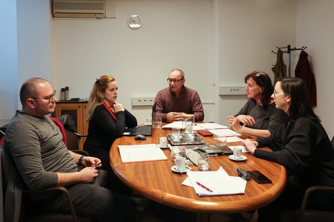 Žirija nagrade kresnik na marčevskem sestanku (z leve): Igor Žunkovič, Tanja Petrič, Igor Bratož, Seta Knop, Kristina Kočan. Foto Matej Družnik